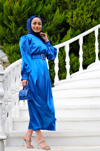 BELI BUZGULU KEMERLI SATEN ELBISE SAX MAVI