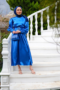 BELI BUZGULU KEMERLI SATEN ELBISE SAX MAVI