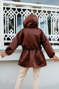 Beli Fırfır Detaylı Taş Aksesuarlı Yağmurluk Kahverengi