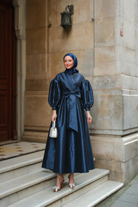 Beli Fiyonk Detaylı Kraş Elbise Lacivert