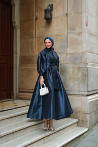 Beli Fiyonk Detaylı Kraş Elbise Lacivert