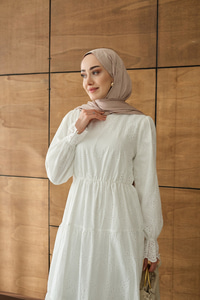 Beli Lastikli Brode Detay Elbise Beyaz