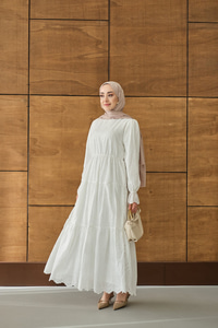 Beli Lastikli Brode Detay Elbise Beyaz