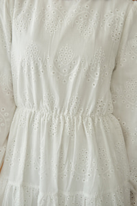 Beli Lastikli Brode Detay Elbise Beyaz