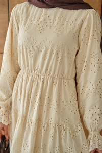 Beli Lastikli Brode Detay Elbise Krem