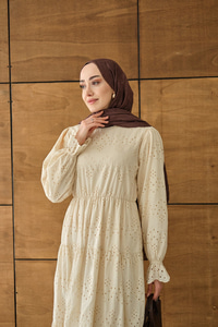 Beli Lastikli Brode Detay Elbise Krem