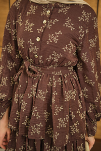 Beli Lastikli Gold Düğme Detaylıı Volanlı Elbise Kahverengi