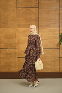 Beli Lastikli Gold Düğme Detaylıı Volanlı Elbise Kahverengi