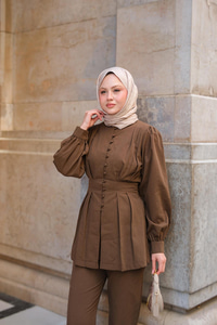 Beli Pens Detaylı Takım Kahverengi