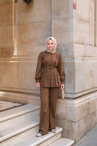 Beli Pens Detaylı Takım Kahverengi