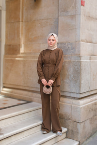 Beli Pens Detaylı Takım Kahverengi