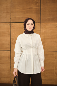 Beli Pile Detay Gizli Düğmeli Gömlek Beyaz