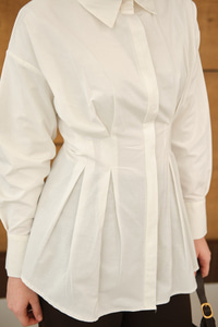 Beli Pile Detay Gizli Düğmeli Gömlek Beyaz