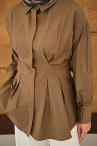 Beli Pile Detay Gizli Düğmeli Gömlek Kahverengi