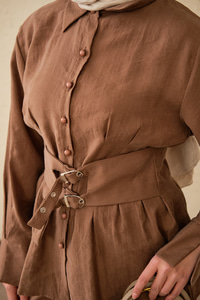 Beli Pile Detay İki Kemerli Gömlek Yaka Takım Açık Kahve