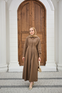 Beli Pileli Gömlek Yaka Gizli Düğmeli Elbise Kahverengi