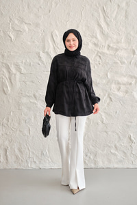 Benek Desenli Saten Bel Bağlamalı Gömlek Siyah