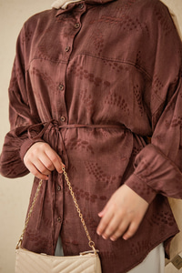 Benek Desenli Saten Bel Bağlamalı Gömlek Kahverengi