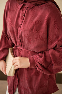 Benek Desenli Saten Bel Bağlamalı Gömlek Bordo