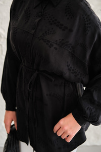 Benek Desenli Saten Bel Bağlamalı Gömlek Siyah