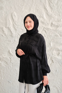 Benek Desenli Saten Bel Bağlamalı Gömlek Siyah