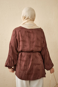 Benek Desenli Saten Bel Bağlamalı Gömlek Kahverengi