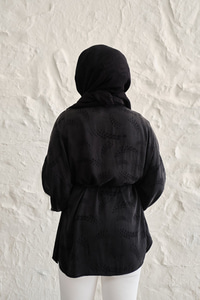 Benek Desenli Saten Bel Bağlamalı Gömlek Siyah