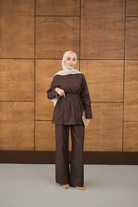 Bileği Fermuarlı Ön Yırtmaçlı Bel Bağlamalı Takım Kahverengi