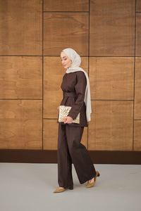 Bileği Fermuarlı Ön Yırtmaçlı Bel Bağlamalı Takım Kahverengi