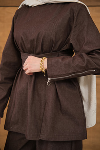 Bileği Fermuarlı Ön Yırtmaçlı Bel Bağlamalı Takım Kahverengi