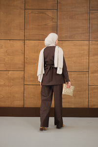 Bileği Fermuarlı Ön Yırtmaçlı Bel Bağlamalı Takım Kahverengi