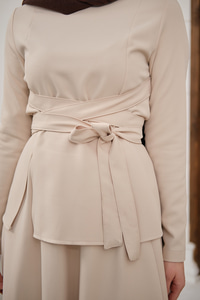 Bisiklet Yaka Ön Yırtmaçlı Etekli Takım Krem