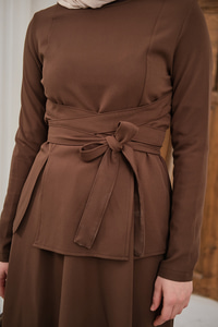 Bisiklet Yaka Ön Yırtmaçlı Etekli Takım Kahverengi