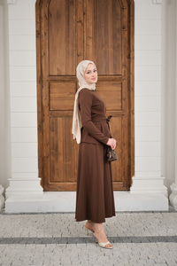 Bisiklet Yaka Ön Yırtmaçlı Etekli Takım Kahverengi