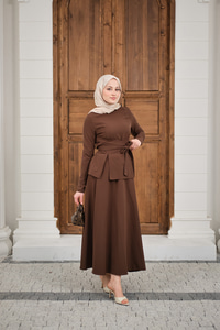 Bisiklet Yaka Ön Yırtmaçlı Etekli Takım Kahverengi