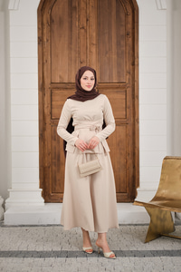 Bisiklet Yaka Ön Yırtmaçlı Etekli Takım Krem