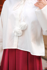 Biyeli Çicek Detaylı Gömlek Beyaz