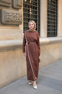 Biyeli Kendinden Bağlı Scuba Elbise  Kahverengi