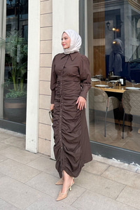 Boydan Düğmeli Önü Büzgü Detay Elbise Kahverengi