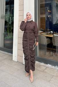 Boydan Düğmeli Önü Büzgü Detay Elbise Kahverengi