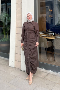 Boydan Düğmeli Önü Büzgü Detay Elbise Kahverengi