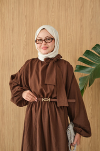 Boyun Bağlamalı Kemerli Elbise Kahverengi