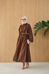 Boyun Bağlamalı Kemerli Elbise Kahverengi