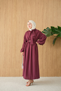 Boyun Bağlamalı Kemerli Elbise Mürdüm