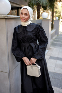 Brode Detaylı Bebe Yaka Elbise Siyah