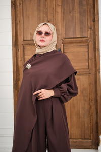 Bronş Detay Çıkarılabilir Pelerinli Takım Kahverengi