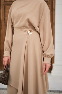 Bronş Detay Çıkarılabilir Pelerinli Takım Krem