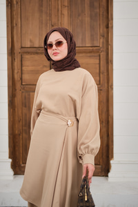 Bronş Detay Çıkarılabilir Pelerinli Takım Krem