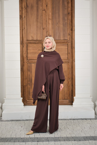 Bronş Detay Çıkarılabilir Pelerinli Takım Kahverengi