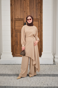 Bronş Detay Çıkarılabilir Pelerinli Takım Krem